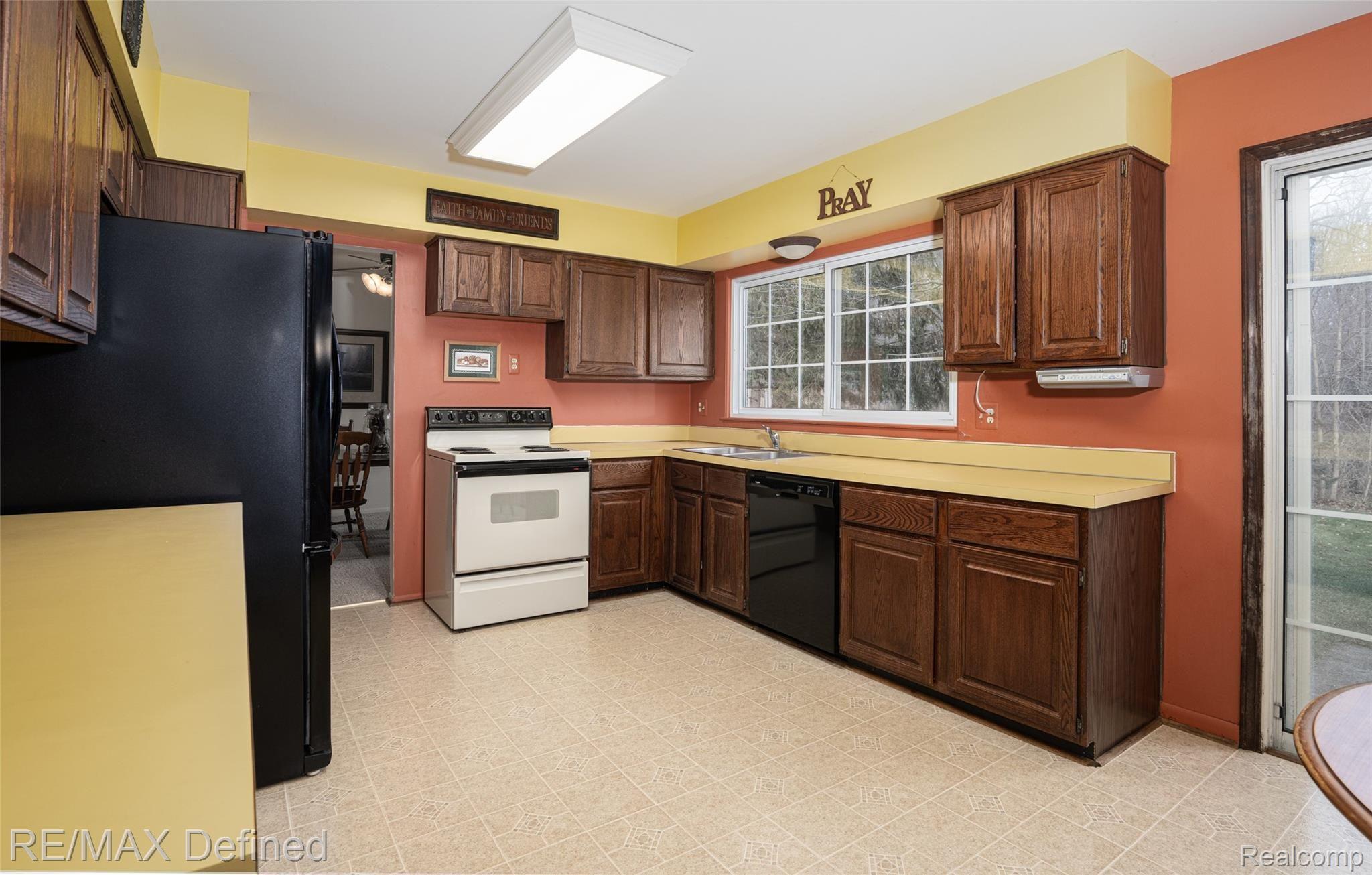 1576 North Fairview Lane Rochester, MI 48306 - Photo 18 of 30 Spacious Kitchen