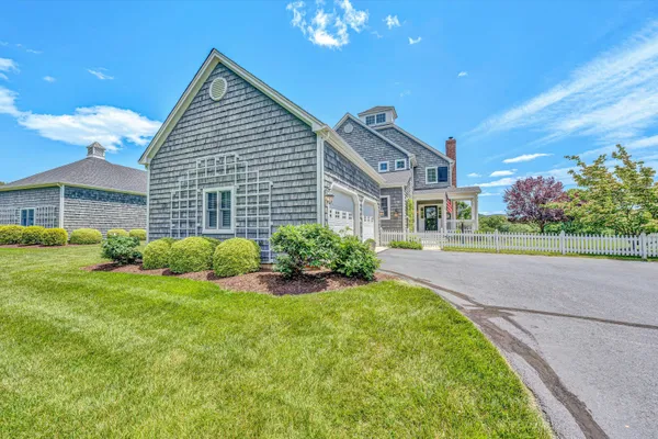 a view of an house with backyard and garden