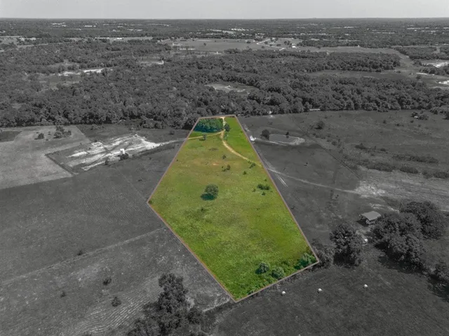 an aerial view of a yard