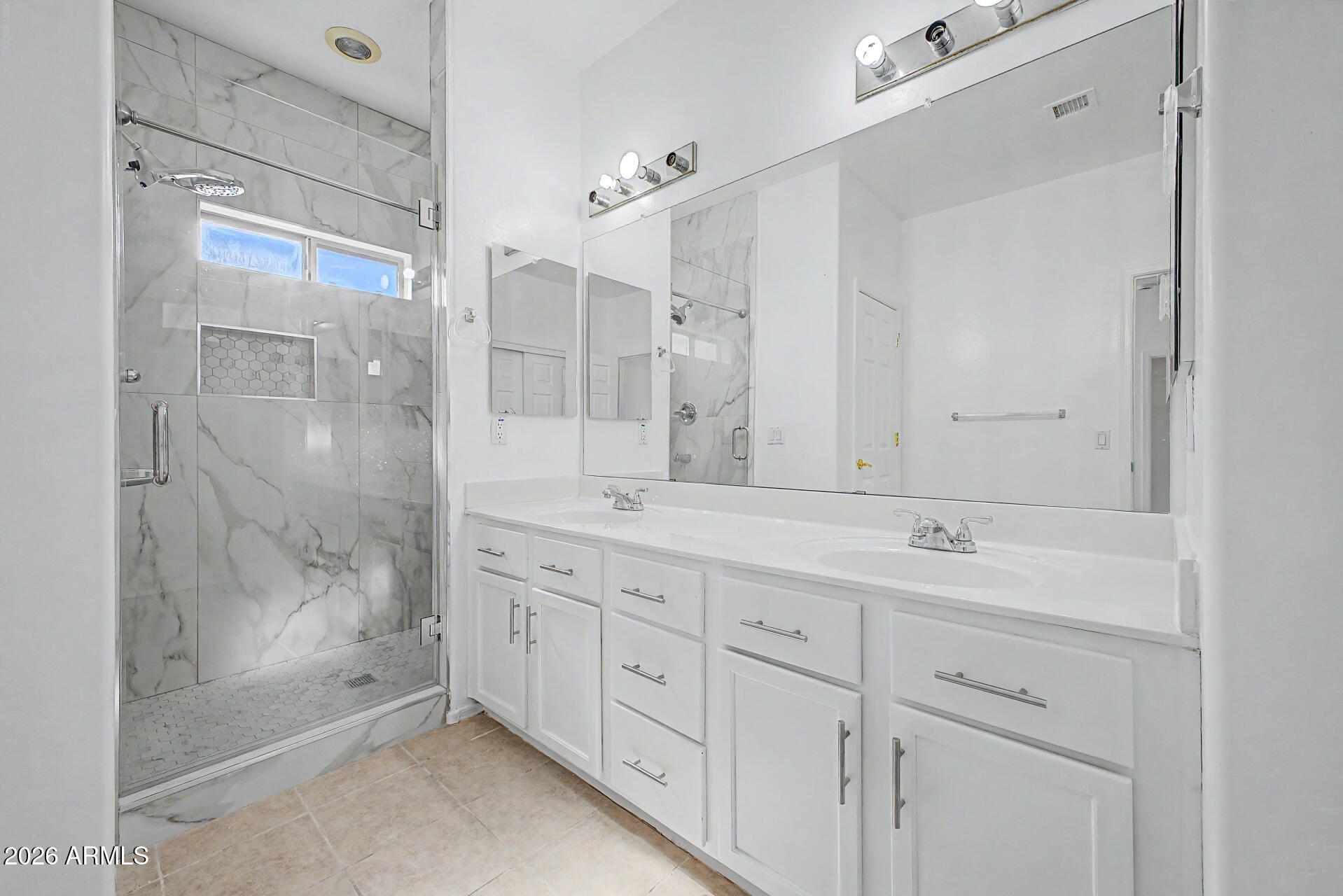 7206 South 12th Way Phoenix, AZ 85042 - Photo 18 of 34 a bathroom with a shower sink and mirror