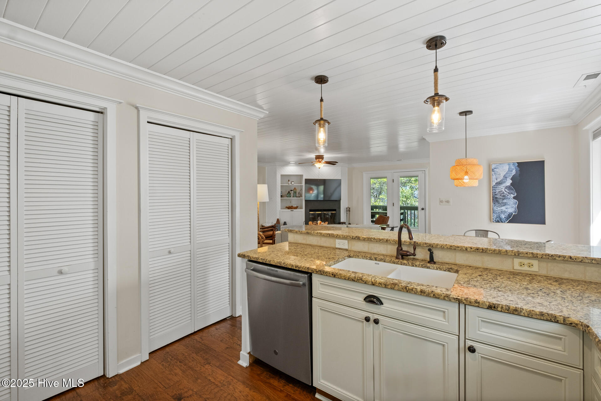 8 Racerunner Court Bald Head Island, NC 28461 - Photo 11 of 45 PANTRY & STATINLESS STEEL APPLIANCES, window box