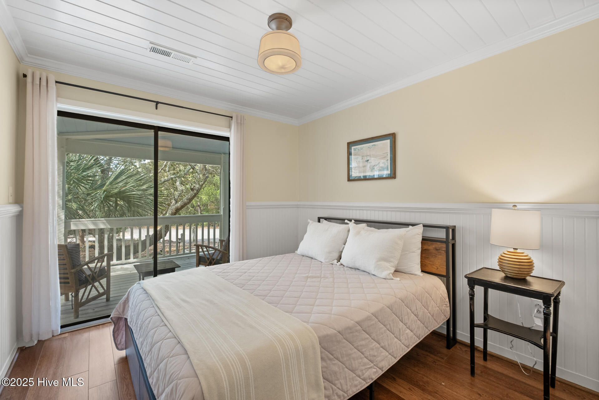 8 Racerunner Court Bald Head Island, NC 28461 - Photo 30 of 45 GUEST BR QUEEN BEDDING Hall Full Bath