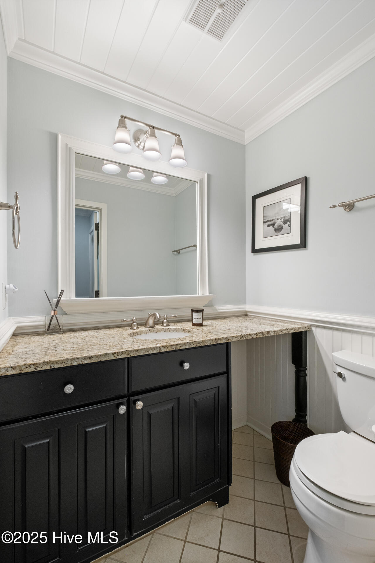 8 Racerunner Court Bald Head Island, NC 28461 - Photo 32 of 45 Hall Bath for Queen & Twin Bedroom