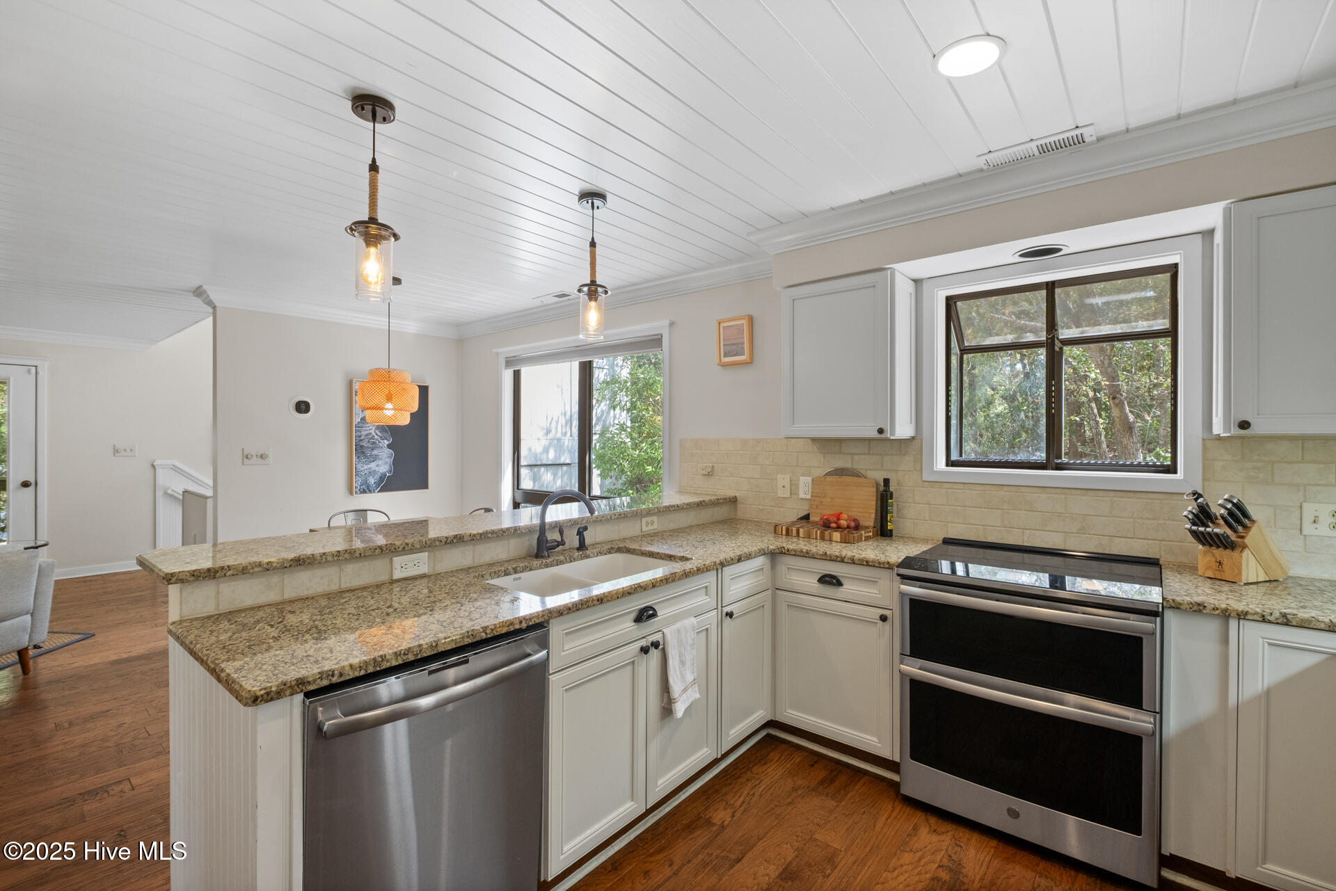 8 Racerunner Court Bald Head Island, NC 28461 - Photo 10 of 45 STAINLESS STEEL APPLIANCES & GRANITE COUNTERS w/BAR & PANTRY - beautiful window box