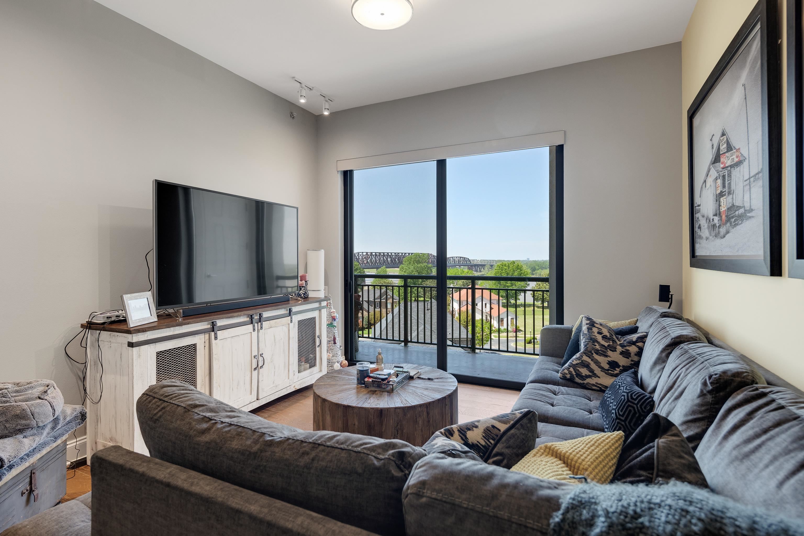 717 Riverside Drive, Unit 607 Memphis, TN 38103 - Photo 4 of 25 Gallery Image 4