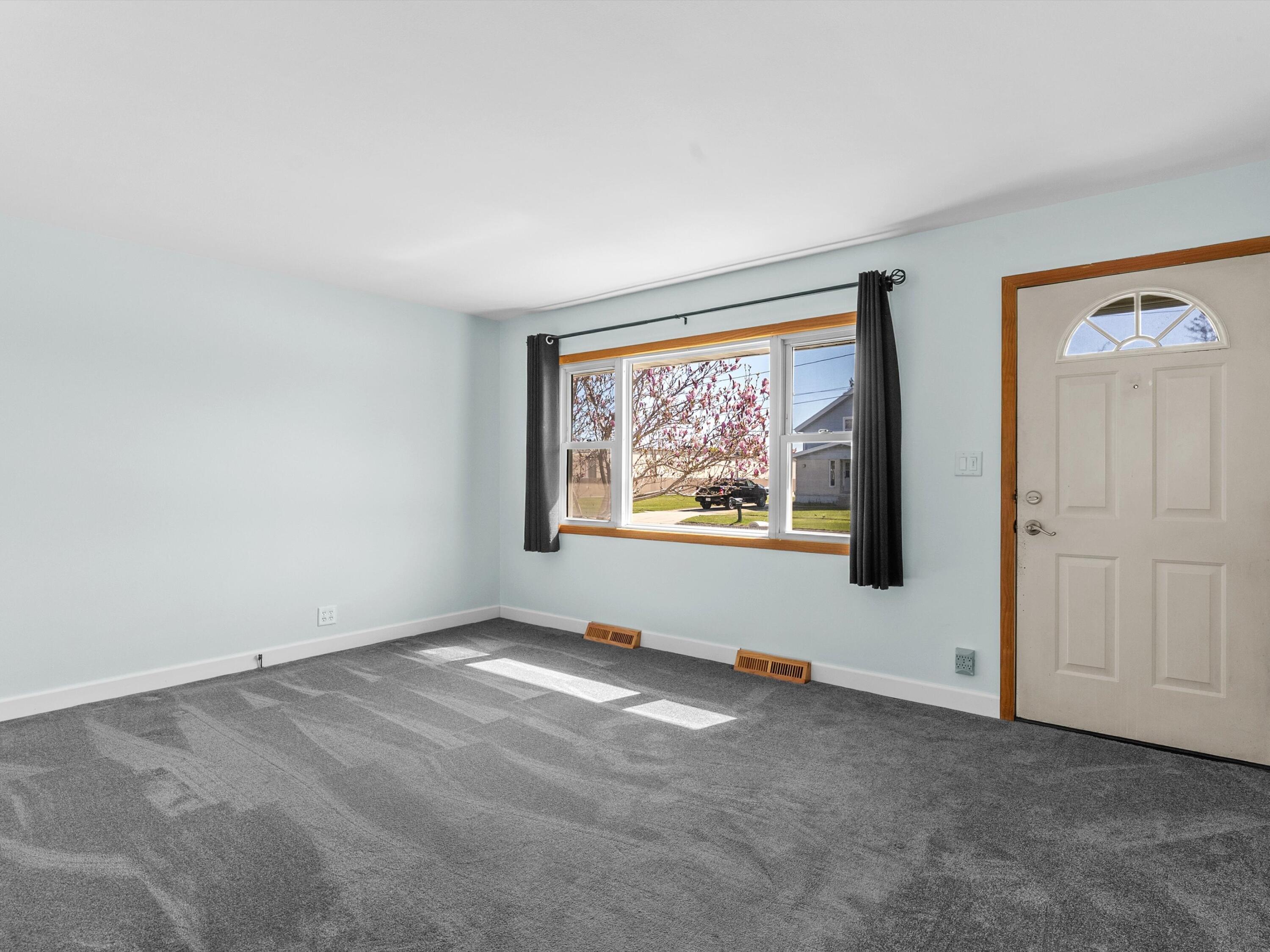 1422 South 35th Street Manitowoc, WI 54220 - Photo 7 of 28 Living Room Entryway