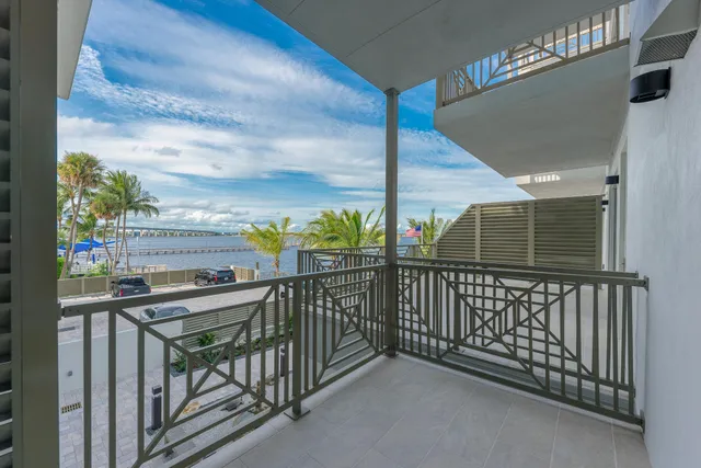 $3,500 | 41 Southwest Seminole Street, Unit 204, Stuart, FL 34994