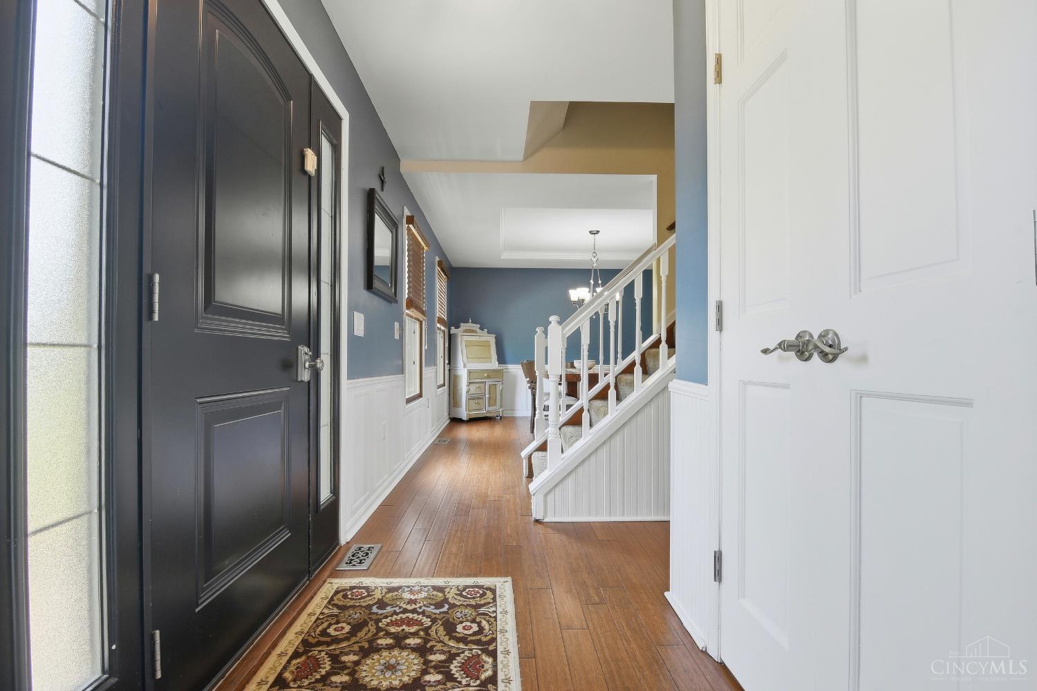 4374 Boomer Road Cincinnati, OH 45247 - Photo 3 of 49