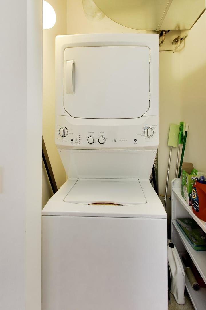1200 West Monroe Street, Unit 502 Chicago, IL 60607 - Photo 21 of 34 a utility room with dryer and washer
