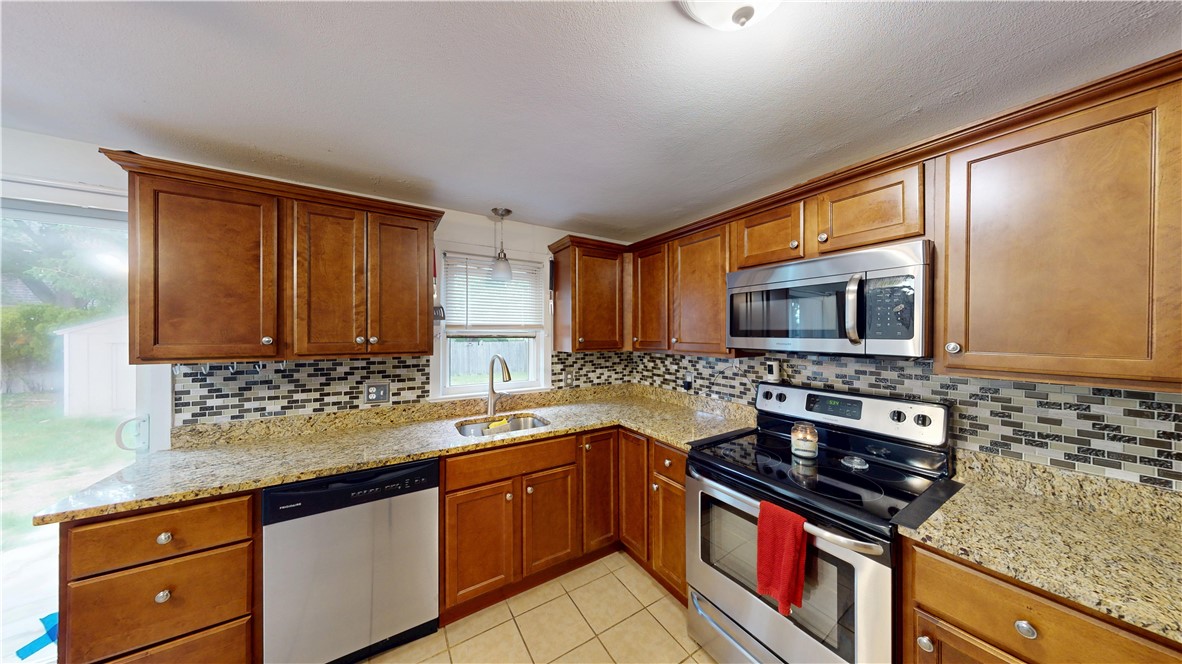 27 Amherst Road Warwick, RI 02889 - Photo 7 of 43
