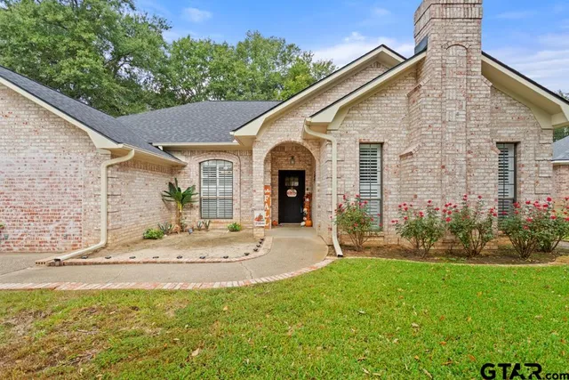 a view of a house with backyard and porch