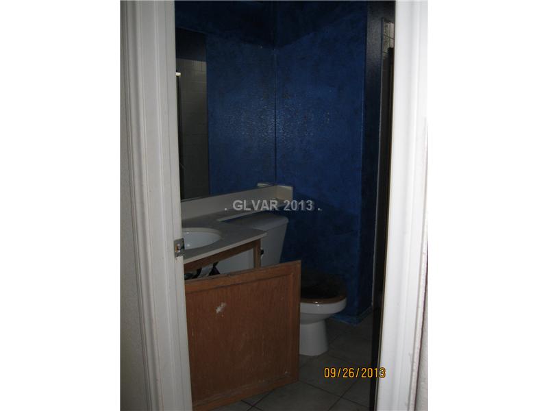 6051 Peach Orchard Road Las Vegas, NV 89142 - Photo 11 of 24 Bathroom.