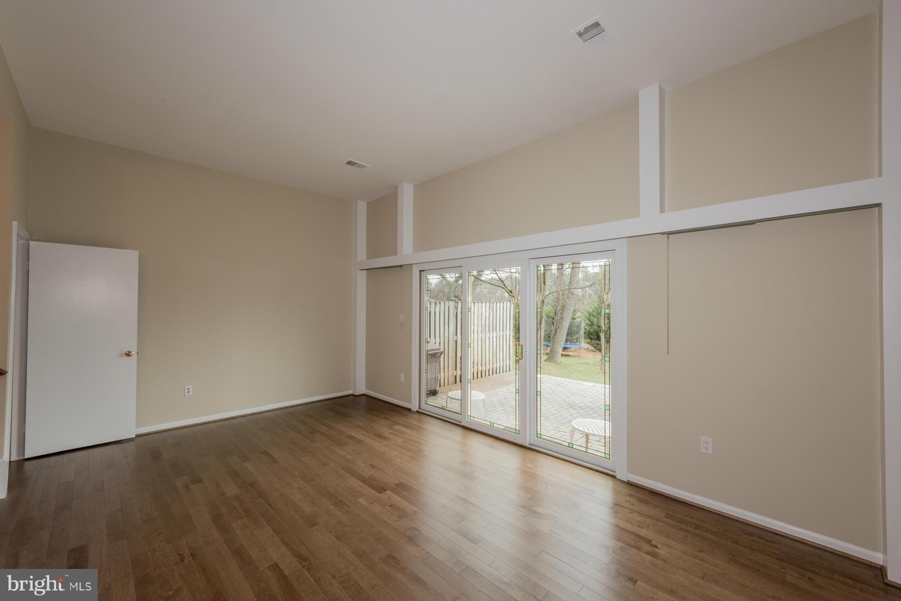 5815 Humblebee Road Columbia, MD 21045 - Photo 5 of 26 Living Room