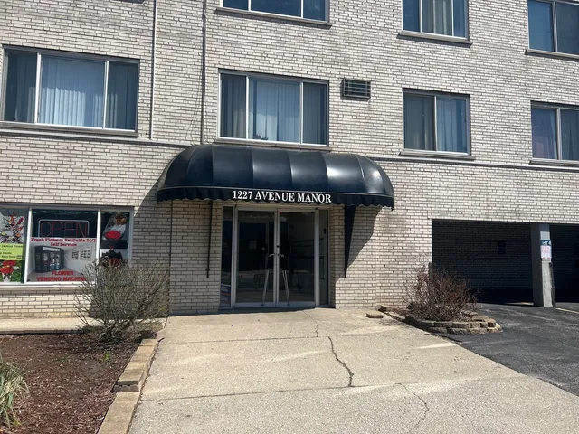 $114,000 | 1227 South Harlem Avenue, Unit 512, Berwyn, IL 60402