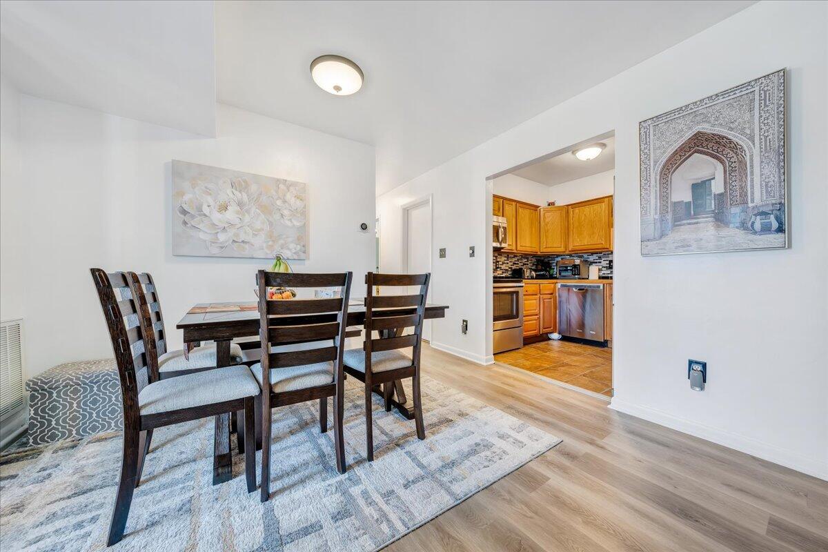 3607 Timberline Trail Roanoke, VA 24018 - Photo 19 of 24 a view of a dining room with furniture