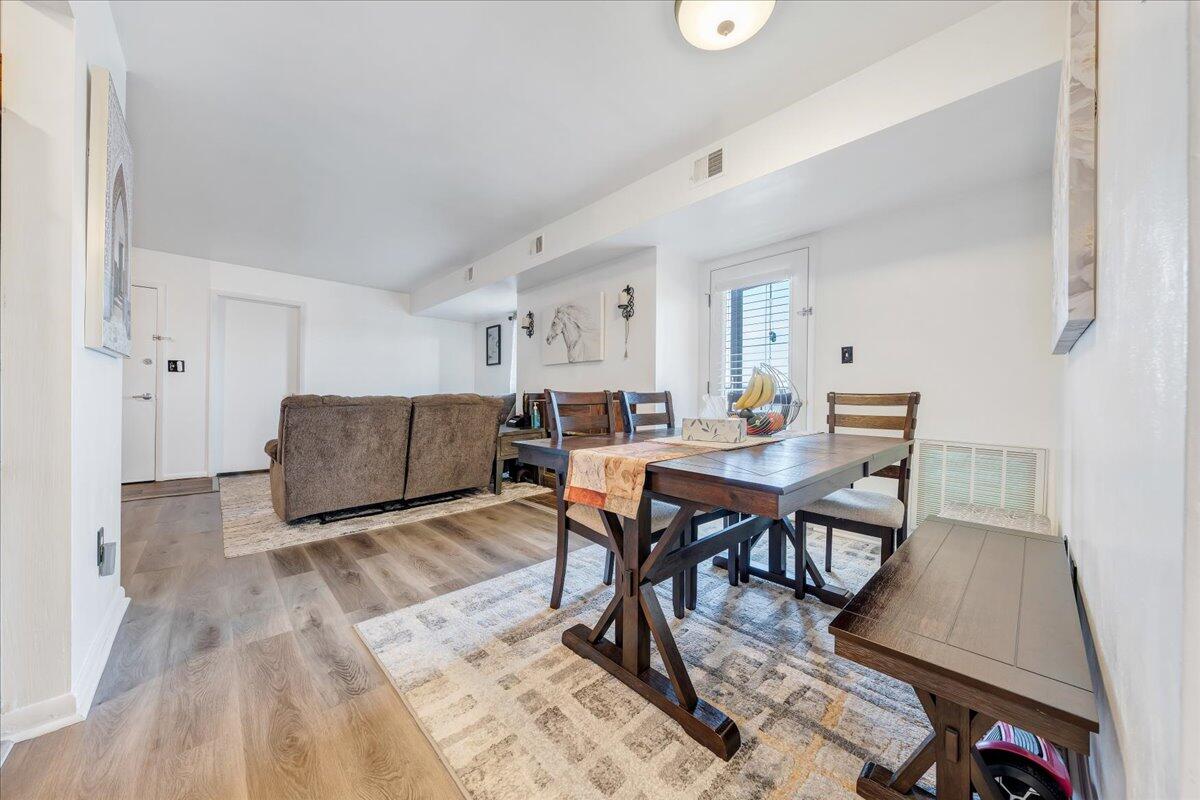 3607 Timberline Trail Roanoke, VA 24018 - Photo 6 of 24 a living room with furniture and a dining table
