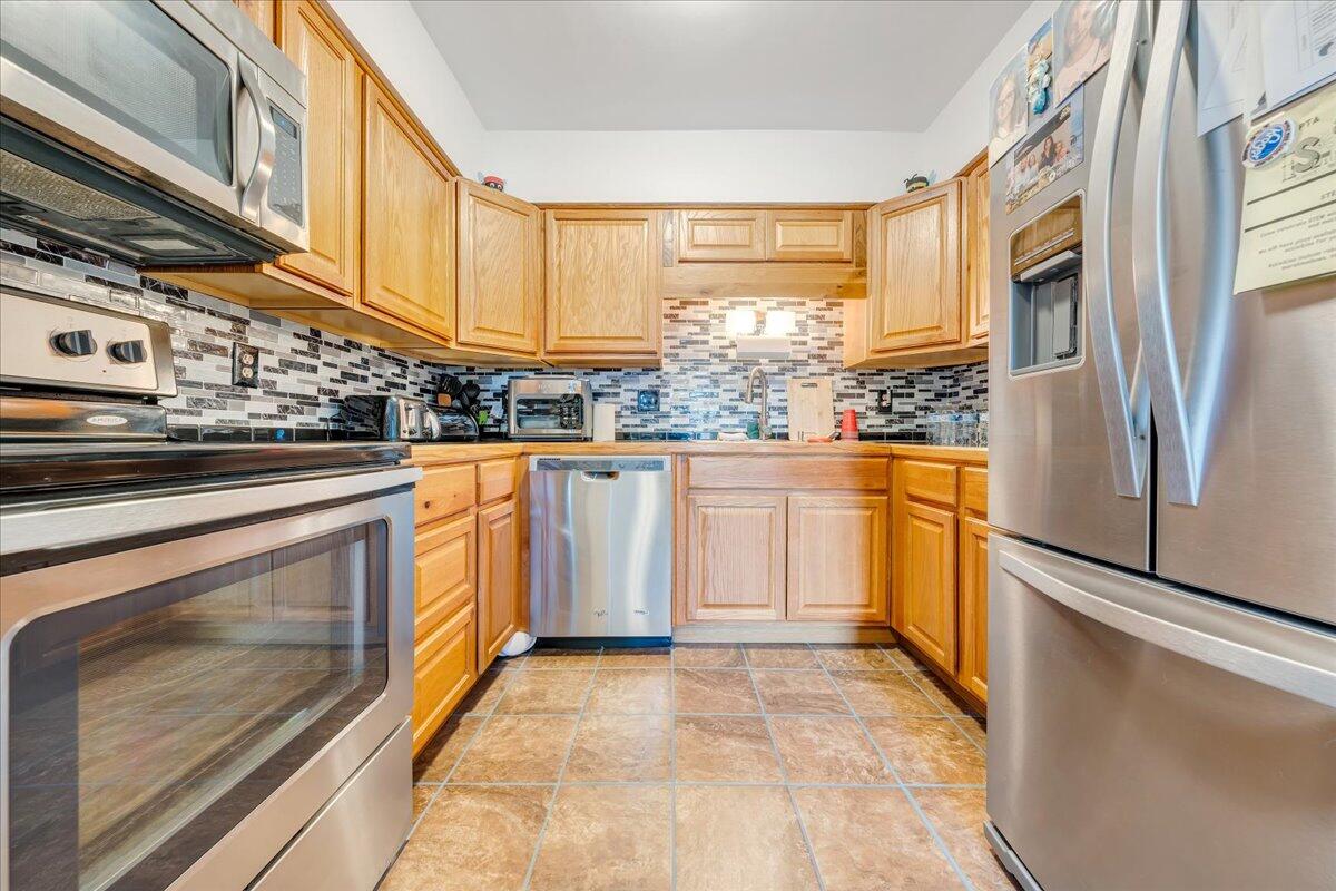 3607 Timberline Trail Roanoke, VA 24018 - Photo 7 of 24 a kitchen with stainless steel appliances granite countertop a stove a sink and a refrigerator
