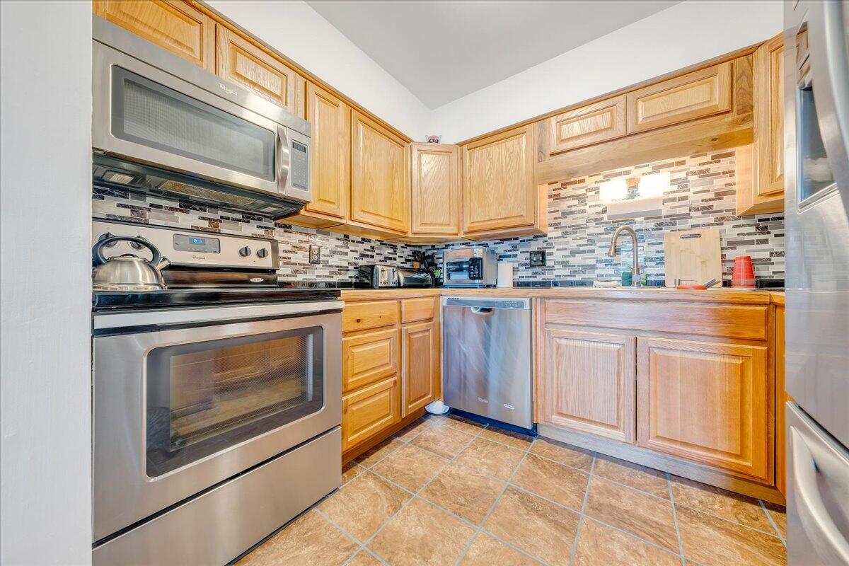 3607 Timberline Trail Roanoke, VA 24018 - Photo 8 of 24 a kitchen with stainless steel appliances granite countertop a stove a sink and a microwave