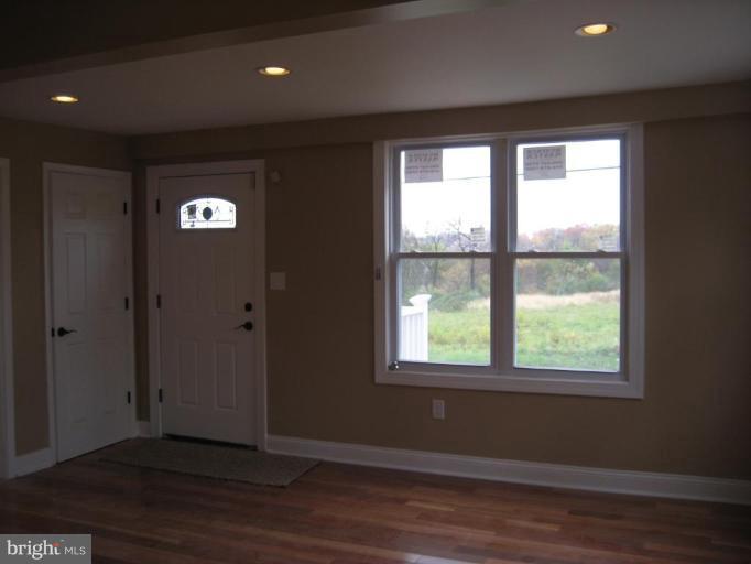6513 Ridge Road Baltimore, MD 21237 - Photo 8 of 23 Entrance / Foyer