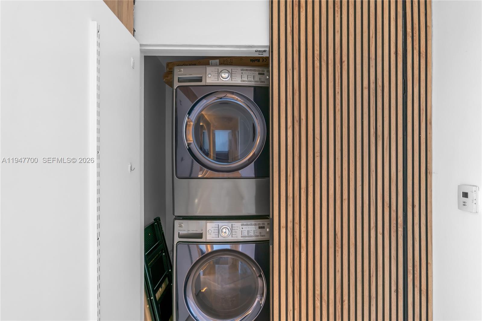 90 Southwest 3rd Street, Unit 2204 Miami, FL 33130 - Photo 32 of 51 a utility room with dryer and washer