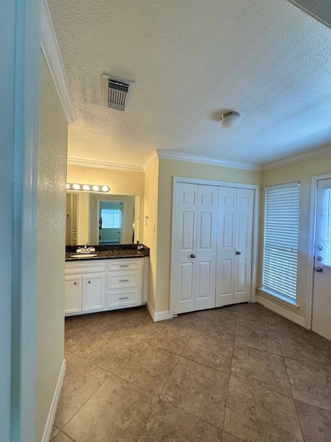 14020 Schroeder Road, Unit 151 Houston, TX 77070 - Photo 16 of 26 a large bathroom with a large mirror vanity and bathtub
