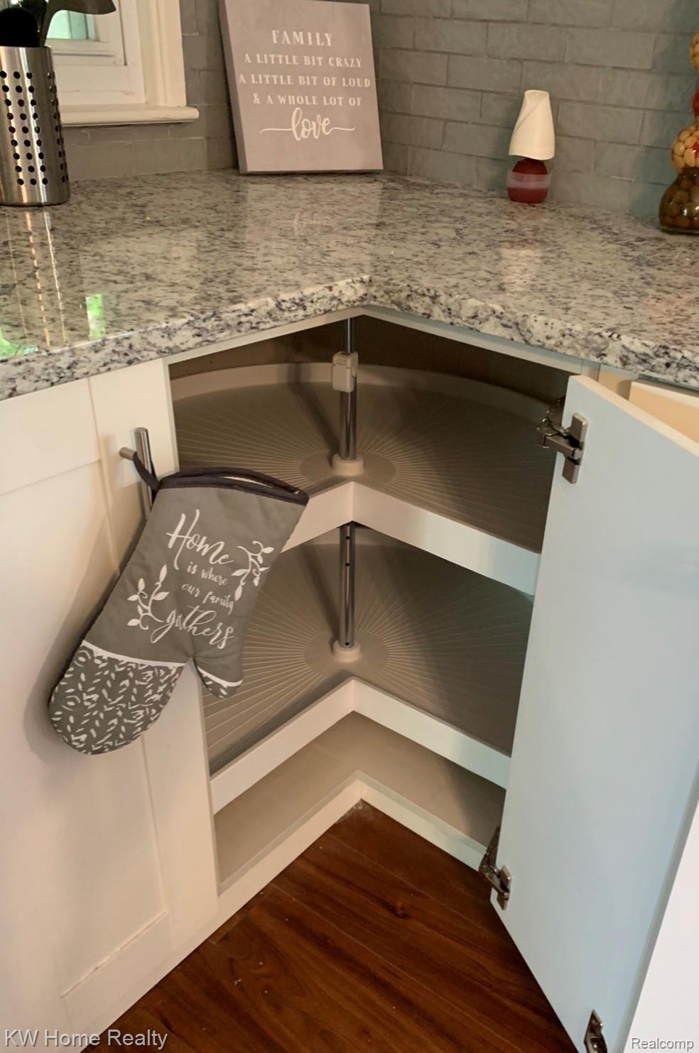 285 Cherokee Road Pontiac, MI 48341 - Photo 9 of 38 Kitchen 6.jpg