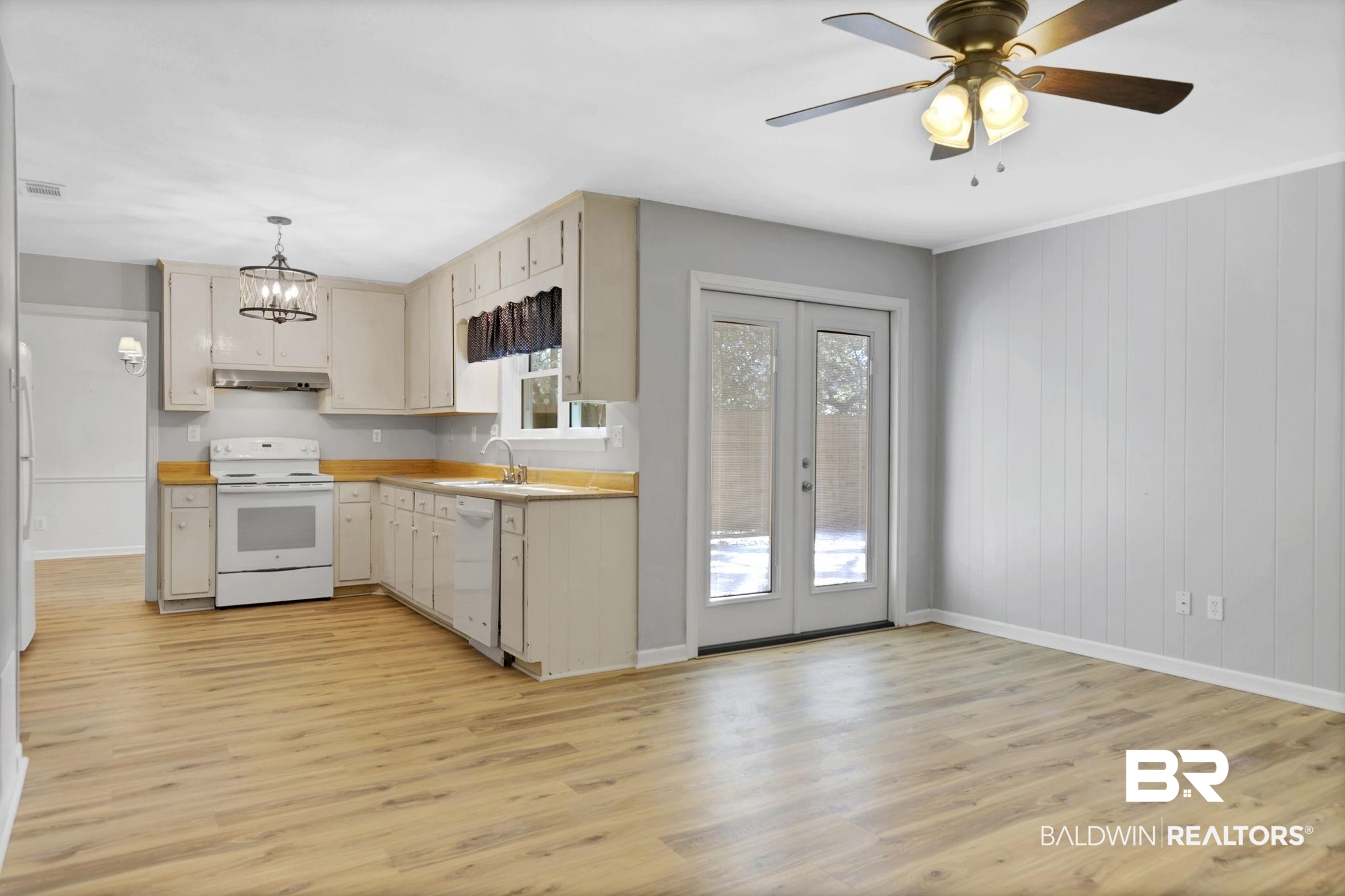 5817 Woodgate Road Mobile, AL 36609 - Photo 32 of 85 View of family room into the kitchen