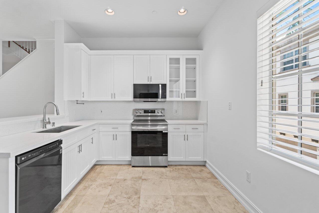 605 Renaissance Way Delray Beach, FL 33483 - Photo 9 of 36 kitchen