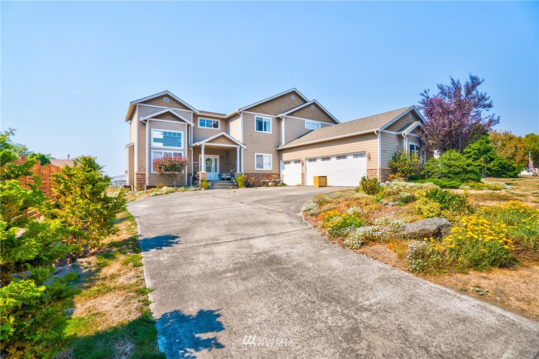 2043 West Beach Road Oak Harbor, WA 98277 - Photo 1 of 36 Gallery Image 1
