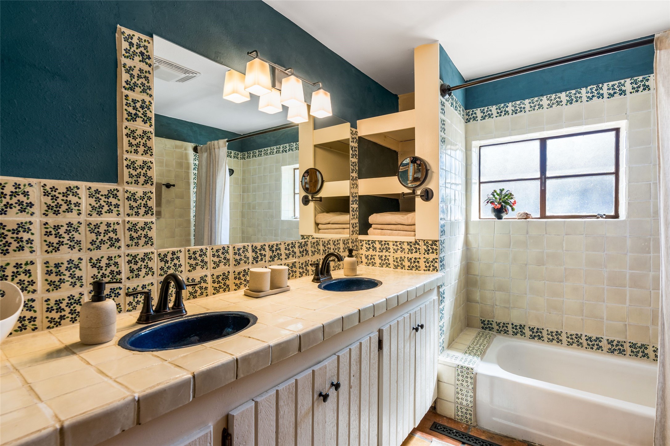1402 Bishops Lodge Road, Unit A Santa Fe, NM 87506 - Photo 28 of 40 Guest Bathroom