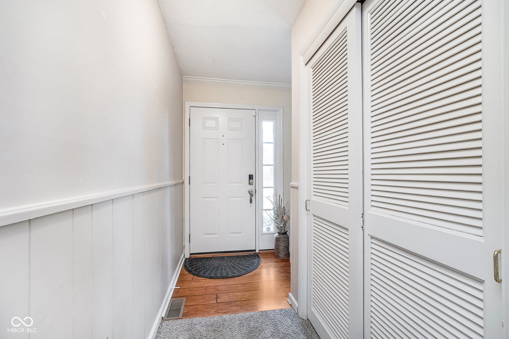 8995 Spring Mill Road Indianapolis, IN 46260 - Photo 3 of 29 Gallery Image 3