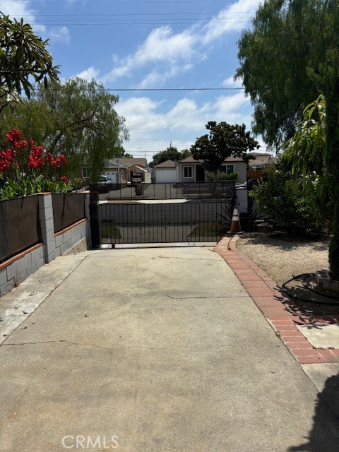 1107 King Wilmington, CA 90744 - Photo 3 of 11 Driveway