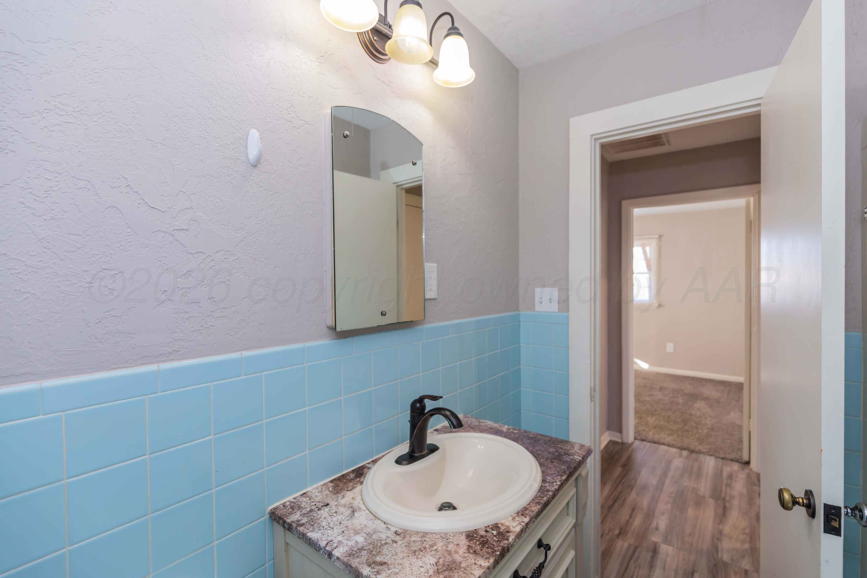 4003 South Hayden Street Amarillo, TX 79110 - Photo 22 of 29 BATHROOM 2 VIEW 1