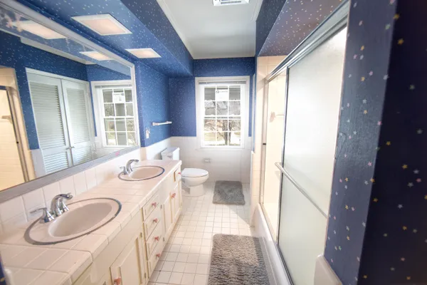 $1,189,000 | 229 West Indian Creek Court, Fox Point, WI 53217
