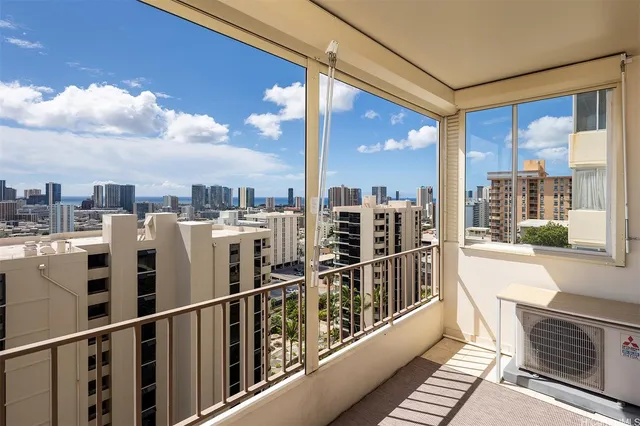 $2,400 | 1001 Wilder Avenue, Unit 902, Honolulu, HI 96822