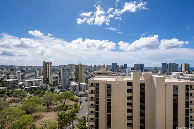 $2,400 | 1001 Wilder Avenue, Unit 902, Honolulu, HI 96822