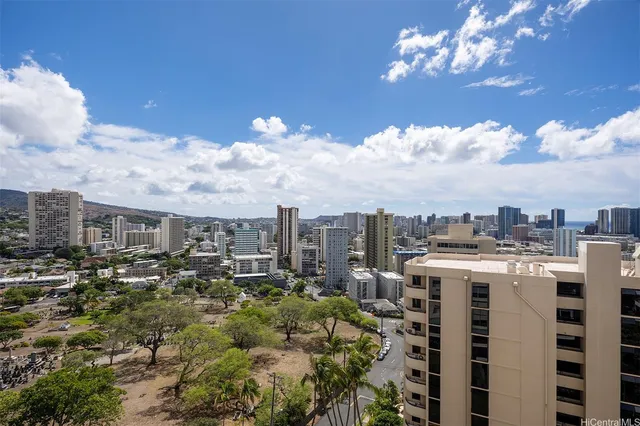 $2,400 | 1001 Wilder Avenue, Unit 902, Honolulu, HI 96822