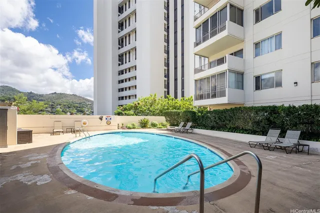 $2,400 | 1001 Wilder Avenue, Unit 902, Honolulu, HI 96822