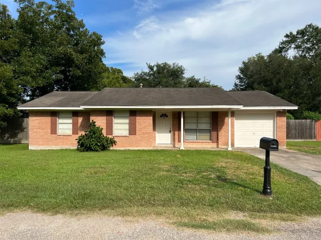 $1,700 | 724 Gubert Lane, Alvin, TX 77511
