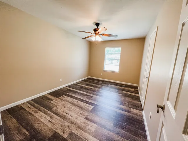 $1,700 | 724 Gubert Lane, Alvin, TX 77511