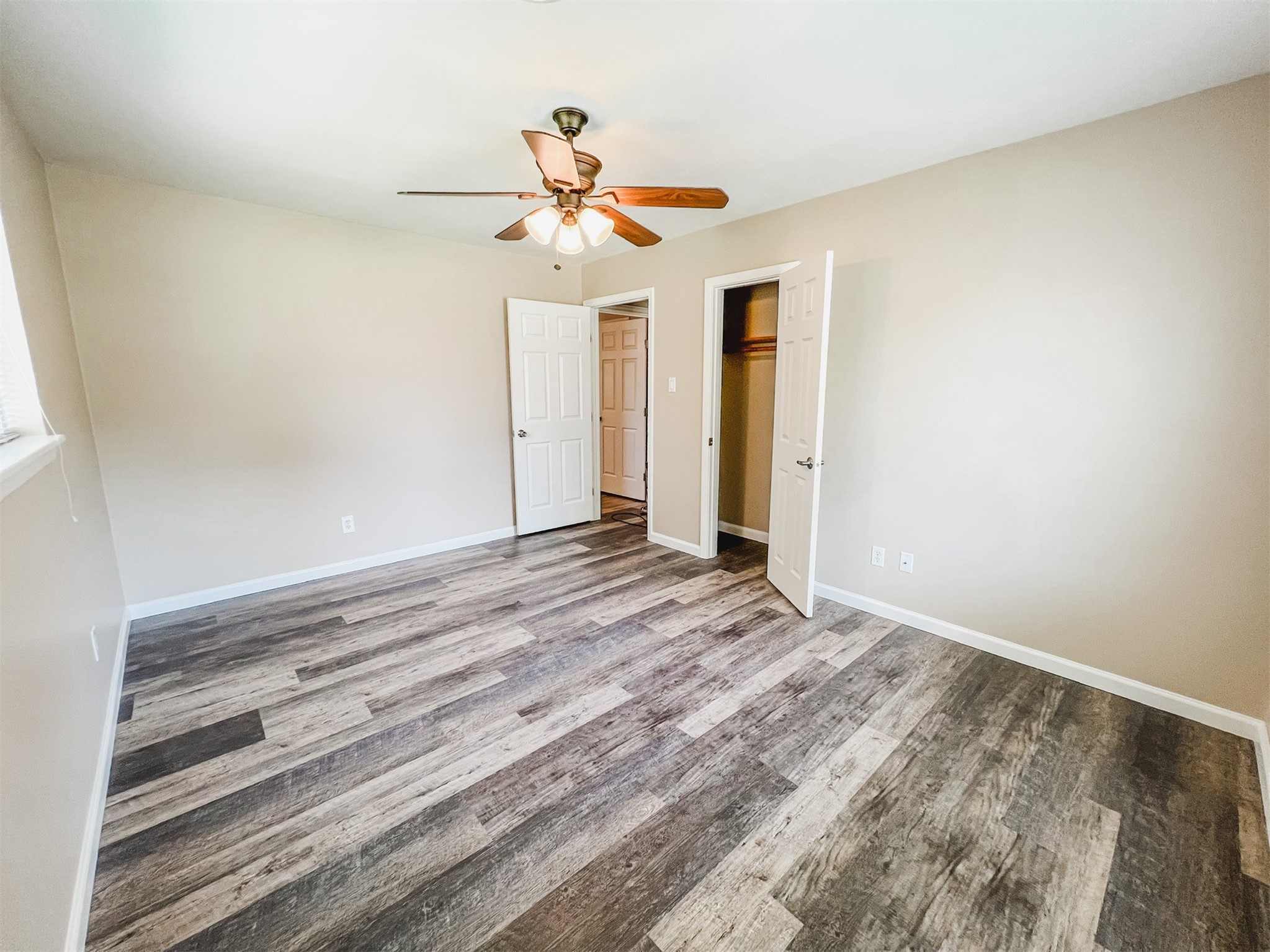 724 Gubert Lane Alvin, TX 77511 - Photo 15 of 15 a view of a livingroom with a ceiling fan