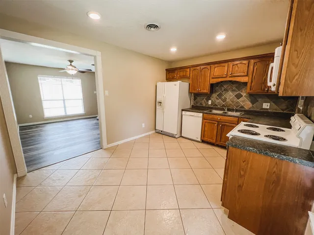 $1,700 | 724 Gubert Lane, Alvin, TX 77511