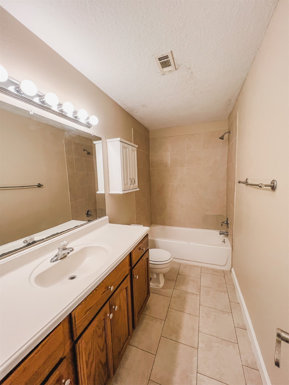 724 Gubert Lane Alvin, TX 77511 - Photo 5 of 15 a bathroom with a tub sink and a mirror