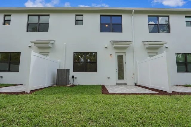 a view of an front of house with a yard
