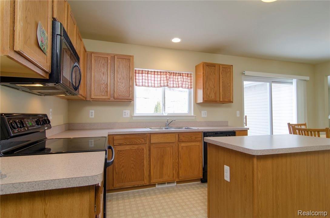 60 Ridge Field Court Oxford, MI 48371 - Photo 10 of 37 9.jpg