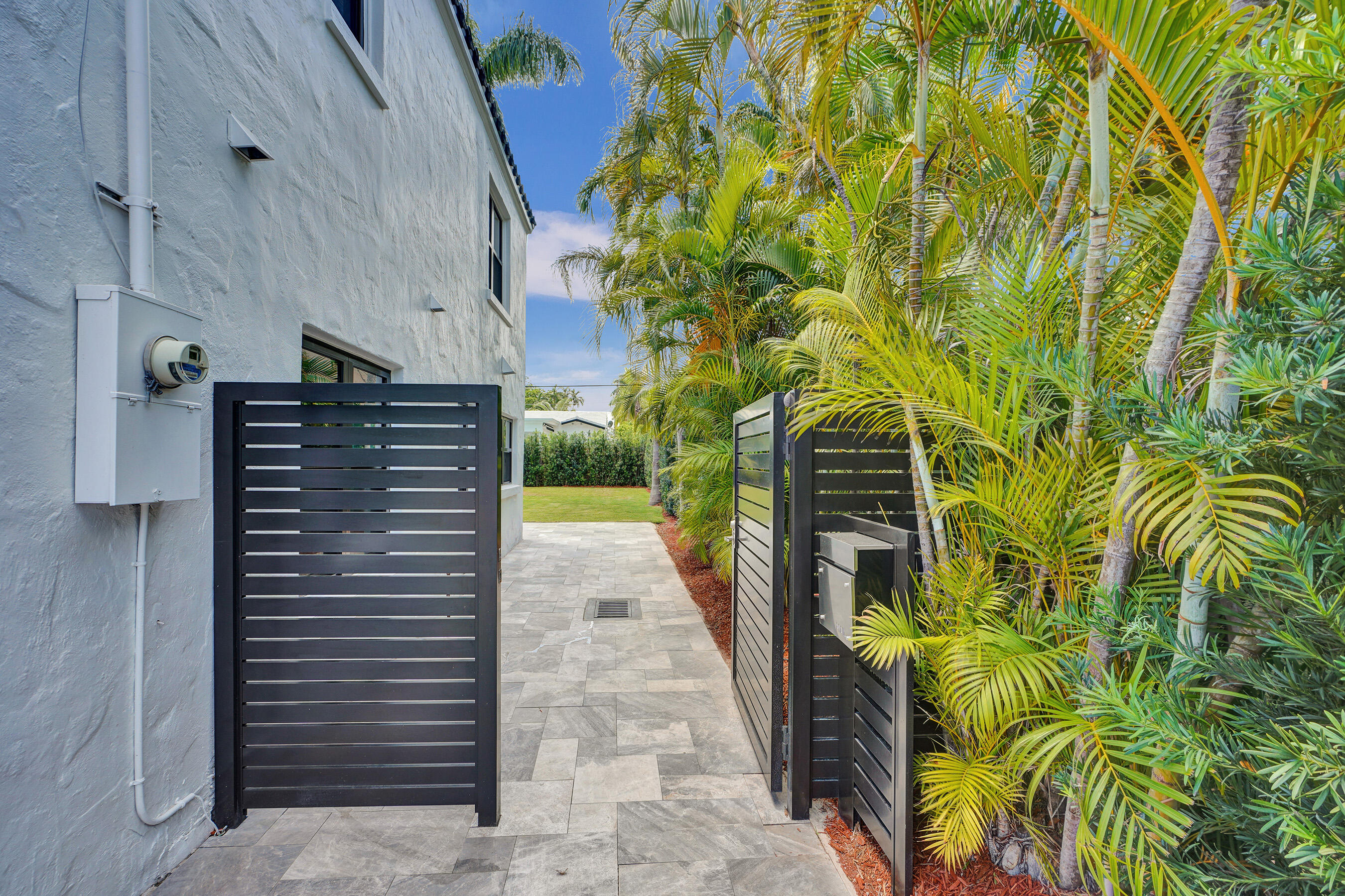 5832 Alton Road Miami Beach, FL 33140 - Photo 11 of 39 SideHouse1