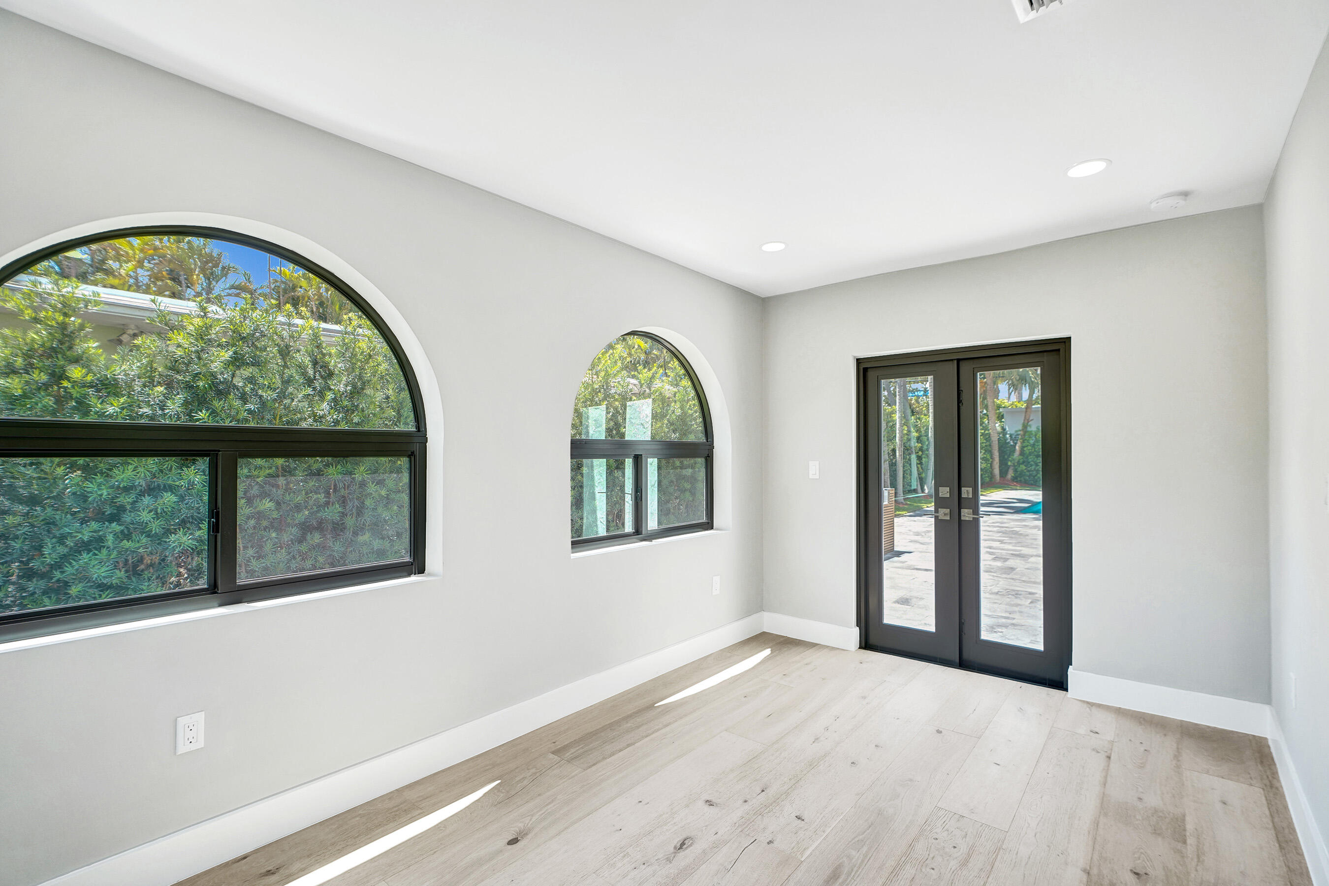 5832 Alton Road Miami Beach, FL 33140 - Photo 18 of 39 Office/Sunroom