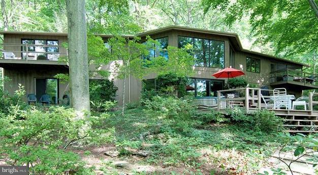 Gracious and gorgeous contemporary!