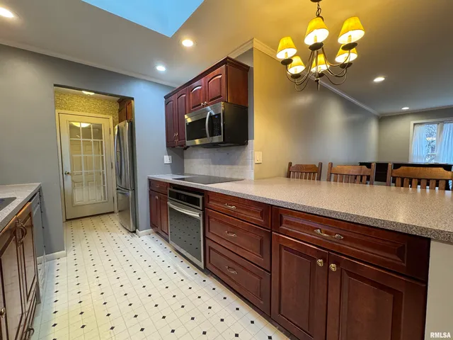 $189,000 | 8 Woodland Lane, Macomb, IL 61455