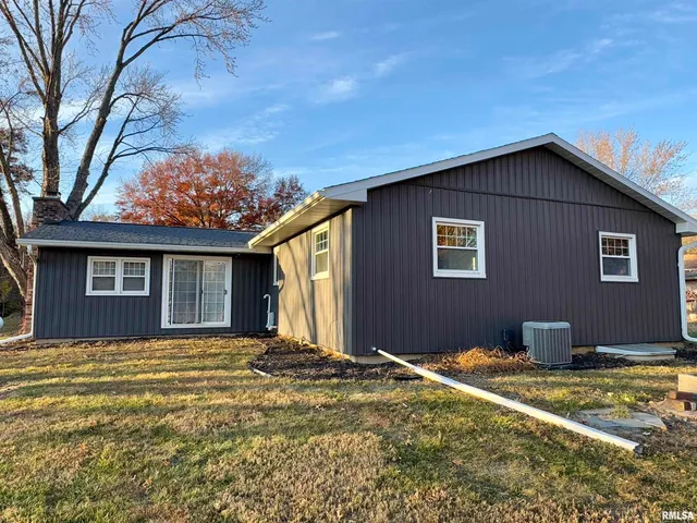 $189,000 | 8 Woodland Lane, Macomb, IL 61455